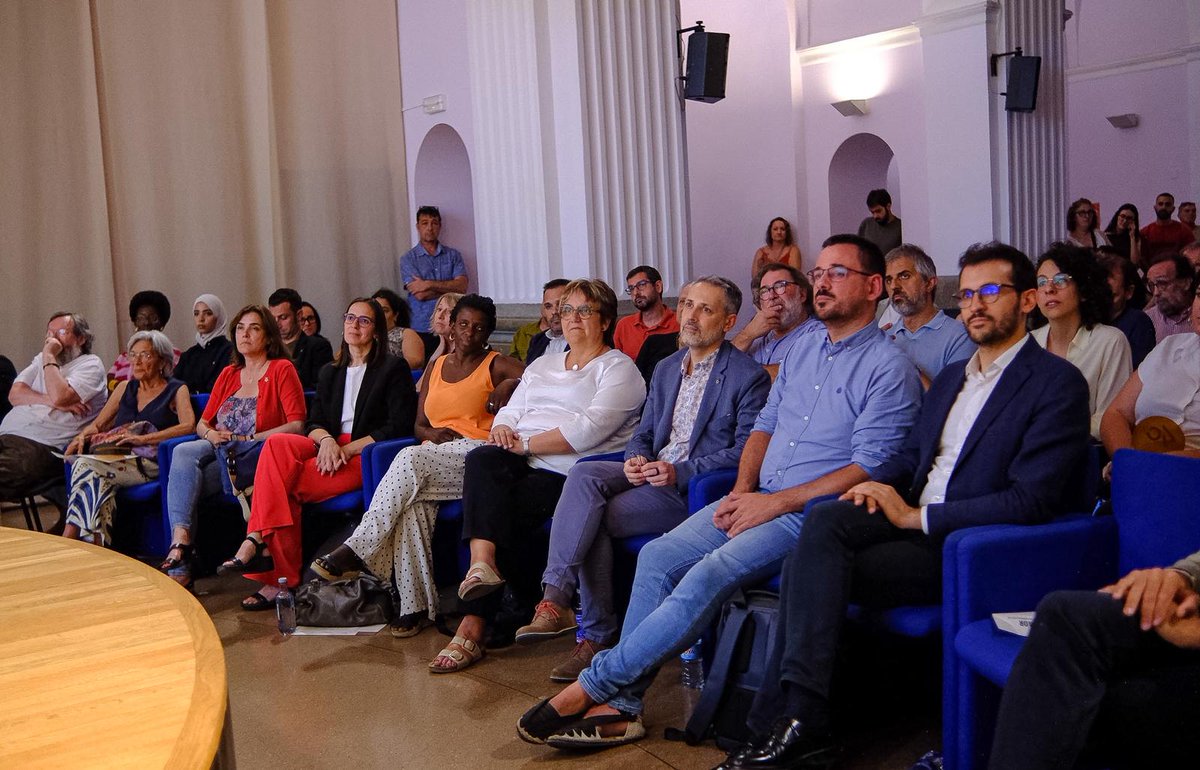 FonsCatala's tweet photo. Més d’un centenar de persones van assistir ahir a la jornada “De les arrels al futur: 40 anys de municipalisme solidari” a la @casadeculturagi, on vam homenatjar les institucions i entitats fundadores de l’entitat!

Llegiu la notícia completa: https://t.co/wPHOkFKjvI https://t.co/HkB9oKRMC1