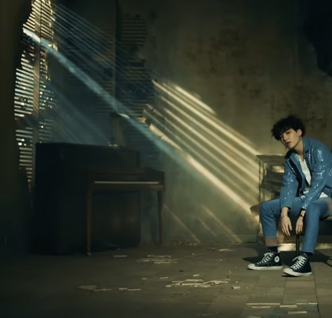 Nazarmyot7's tweet photo. برا این دیگه واقعا خون گریه میکنم😭😭😭😭
یونگی توی موزیک‌ویدیوی Fake Love اون پنجره‌ی شکسته رو داشت که حالا توی موزیک‌ویدیوی MGR  تعمیر شده و روش رو پوشوندن. اما با این حال، اتاق هنوز پر از آشوب و ناآرومیه. شاید منظور این باشه که درمان و التیام، به معنی "پایان درد" نیست بلکه+ https://t.co/dhZOROFonP