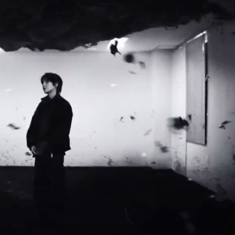 Nazarmyot7's tweet photo. برا این دیگه واقعا خون گریه میکنم😭😭😭😭
یونگی توی موزیک‌ویدیوی Fake Love اون پنجره‌ی شکسته رو داشت که حالا توی موزیک‌ویدیوی MGR  تعمیر شده و روش رو پوشوندن. اما با این حال، اتاق هنوز پر از آشوب و ناآرومیه. شاید منظور این باشه که درمان و التیام، به معنی "پایان درد" نیست بلکه+ https://t.co/dhZOROFonP