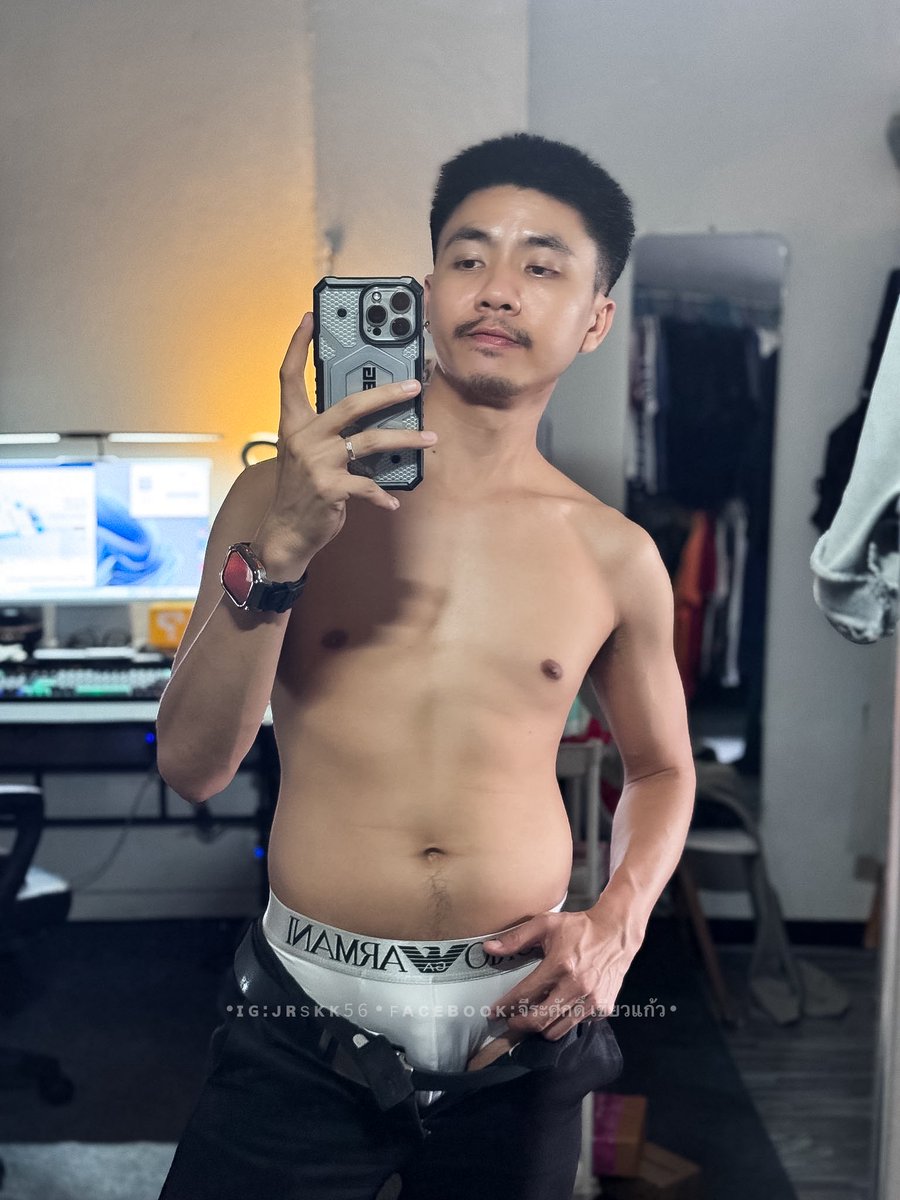 jrskk56's tweet photo. เสื้อดำเด้าหน่อยๆ 🤭😜😅 

#วันศุกร์ จุกๆค้าบ https://t.co/4CWDh9lB8B