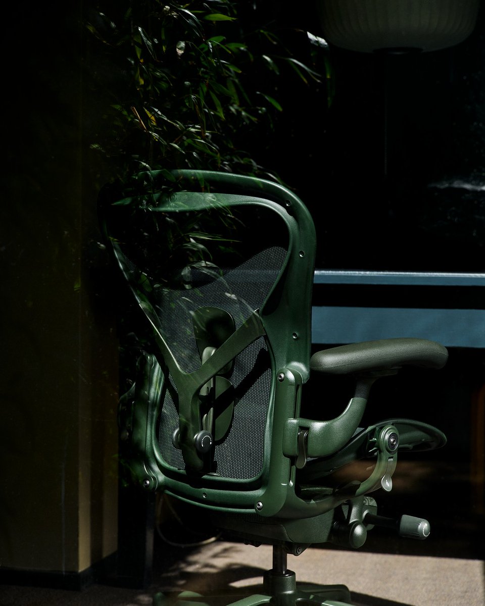 CBI_Workplace's tweet photo. What’s an easy way to bring a sense of calm and balance to an office? Add something green. Why not do so with an Aeron Chair by Herman Miller in its newest shade, Jasper—an earthy dark olive green? 
*Add Link*

Photos by Pippa Drummond, courtesy of Herman Miller https://t.co/l3n95dzilx