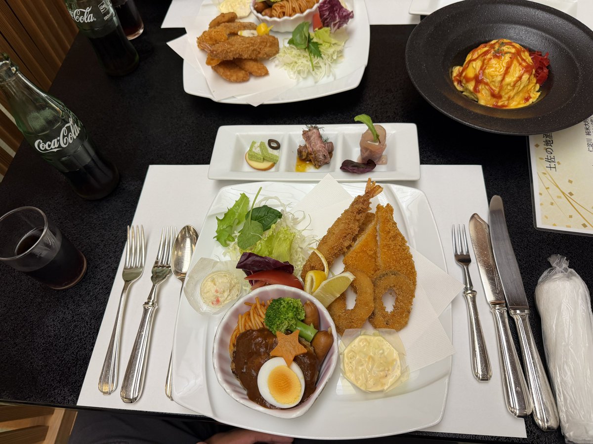 TetsuKotetsu_tp's tweet photo. 先日の高知旅行　

最近の撮り活の為の遠征は
宿を取らずに
一晩中パト探ししたり
ビジネスホテルで寝るだけとか
が多かったので
久しぶりの旅館での宿泊は
美味しいもの食べて
酒飲んで温泉入って
旅行らしいのんびりとした
時間を過ごせました😊
いつも撮り��ト
行かせてくれてる
嫁と娘に感謝です🙇‍♂️ https://t.co/ZxnoNZHy0l