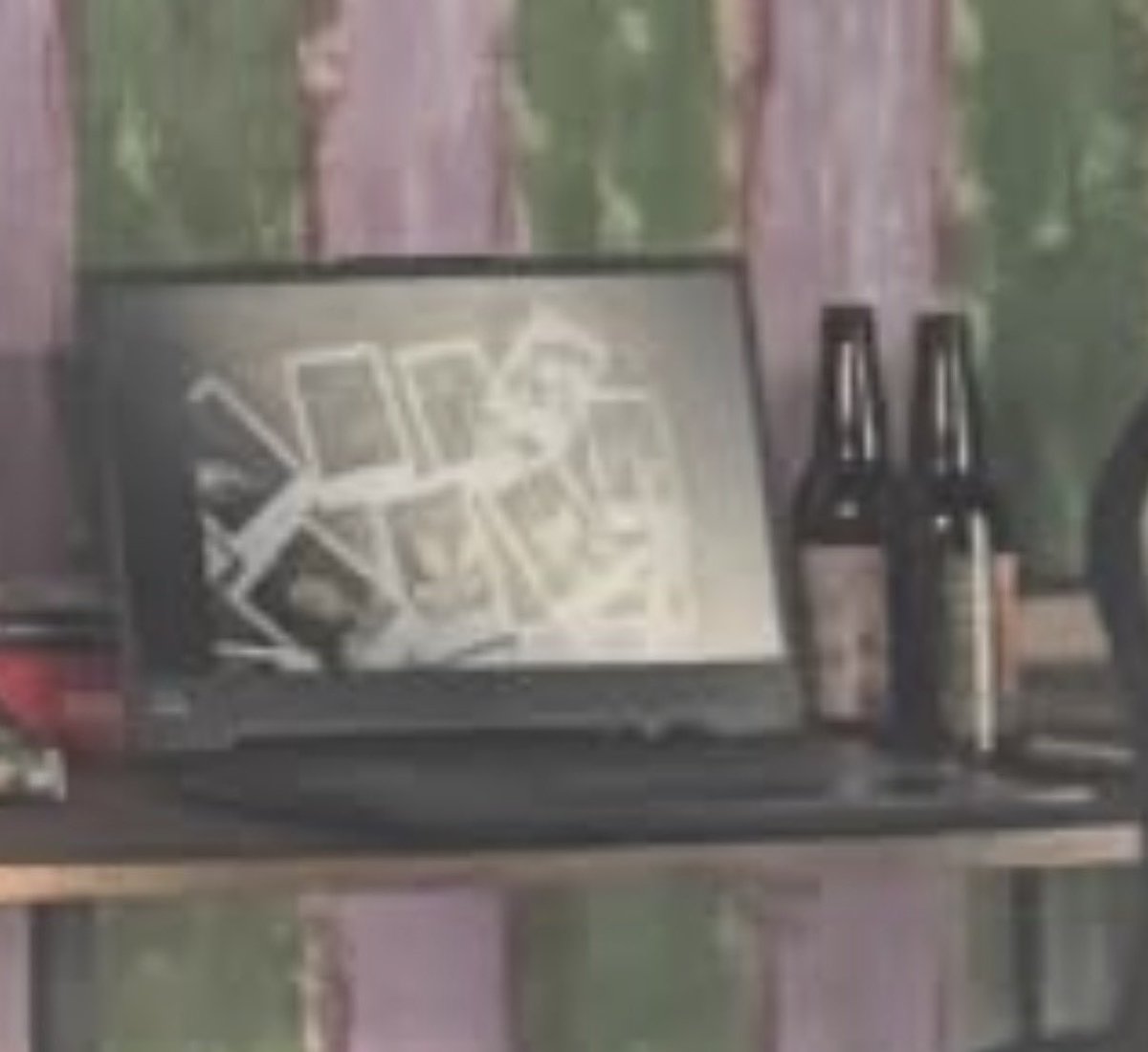 tangingreason's tweet photo. Can you spot the polaroids? The supposed proposal video is his freaking wallpaper or maybe he is still watching it every day 😭😭 i cannot do this rn!!!

110M NA TAYO SA WAKAS

#DonBelle #TayoSaWakas https://t.co/daHnJ6Lo6w