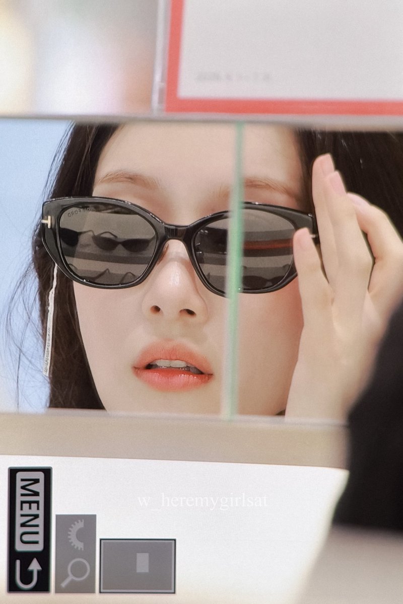 w_heremygirlsat's tweet photo. 260619 ICN pre
챈님 뭐 구경해요?
ㄴ썬구리😎
#ioi #아이오아이 #정채연 https://t.co/IrHHwtycOK