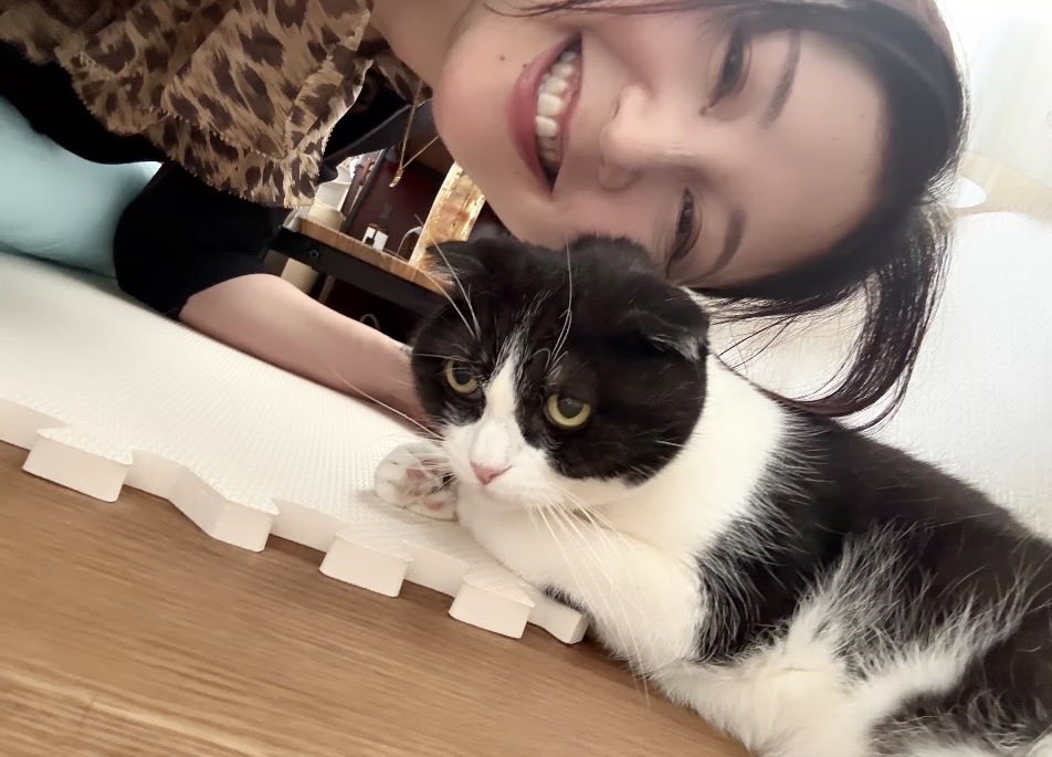 abeka_RI_na's tweet photo. これがさいごの一緒写真になりました
6/13 AM10:40に愛猫ジグランが虹の橋を渡りました
ご報告遅くなりました
配信で可愛がってくださった皆様、家を空ける時や、遊びに来てお世話してくれた友人達。ありがとうございました
貰った幸せが大き過ぎて何をしても足りないくらい https://t.co/E5ae8CHoZl
