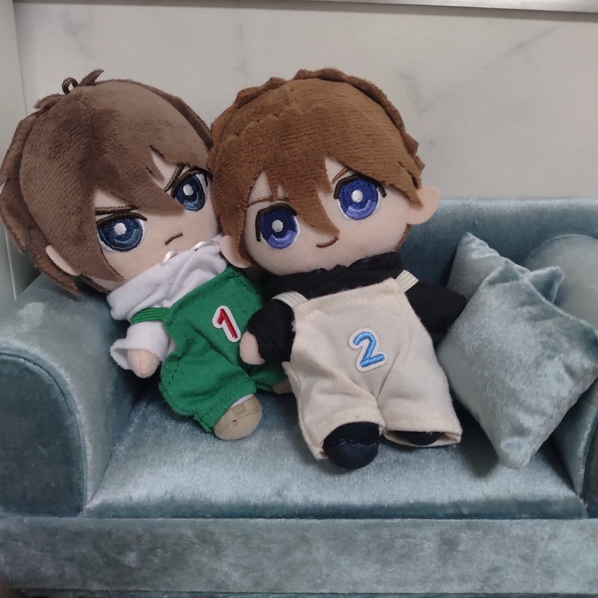 misomiso3939's tweet photo. 2「やっぱいつもの服が落ち着くなー！よいしょ。ふぅ」
1「そうだな（おぉ……これが………ばっくはぐ………）」（違うよ） https://t.co/J2VVCKLdDC