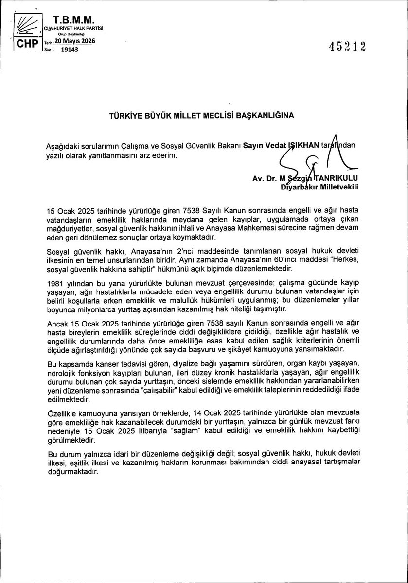 EhatDer's tweet photo. Teşekkürler @MSTanrikulu ! 

Değerli Milletvekilimiz Sayın Sezgin Tanrıkulu, Gazi Meclisimiz'de Çalışma Ve Sosyal Güvenlik Bakanımız Sayın Vedat Işıkhan'a 15 Ocak 2025 Tarihinde değiştirilen Engelli Emeklilik ile ilgili yeni bir soru önergesi verdi. 

Yeni soru Önergesinde;

"15 Ocak 2025 tarihinde yürürlüğe giren 7538 Sayılı Kanun sonrasında engelli ve ağır hasta
vatandaşların emeklilik haklarında meydana gelen kayıplar, uygulamada ortaya çıkan
mağduriyetler, sosyal güvenlik hakkının ihlali ve Anayasa Mahkemesi sürecine rağmen devam
eden geri dönülemez sonuçlar ortaya koymaktadır." diyen Sayın Milletvekilimiz Sezgin Tanrıkulu, aşağıda yer alan soruları Sayın Milletvekilimiz Vedat Işıkhan'a yöneltti ve yazılı cevaplanmasını arz etti. 

Biz Engelli Hakları ve Adalet Topluluğu Derneği olarak yazılı soru önergesinin cevaplanıp cevaplanmadığının takipçisi olacağız ve yine siz üyelerimizi bu konuda bilgilendireceğiz. 

Görsellerimizde Değerli Milletvekilimiz Sayın  Sezgin Tanrıkulu'nun verdiği yazılı soru önergesinin metnine ulaşabilirsiniz. 

#EhatDer
#BirlikteGüçlüyüz
#VekilEngelliElEle
#EngellininGözüAymde