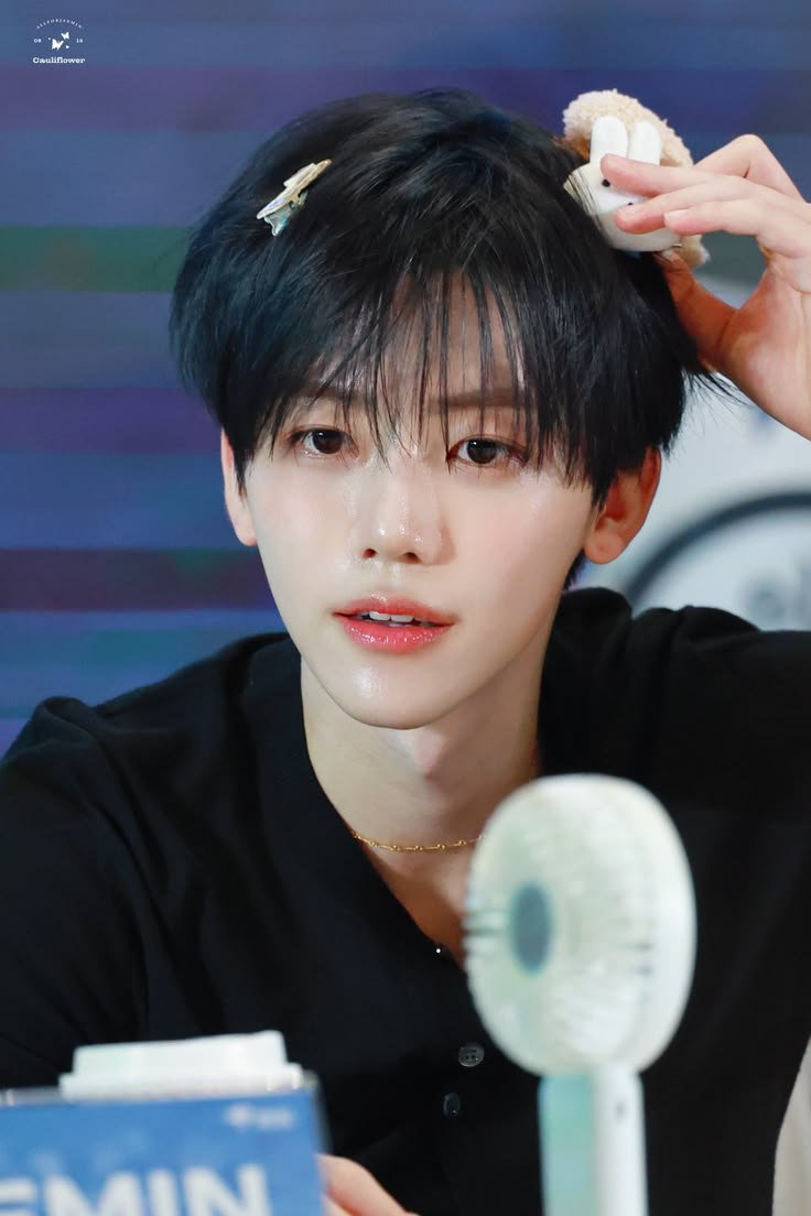 aetherendless's tweet photo. "jm sekarang aneh bgt,   
dibikin kyk cewek"                            meanwhile jm 
                                                                     debut era: https://t.co/kxzvFZ2JZE