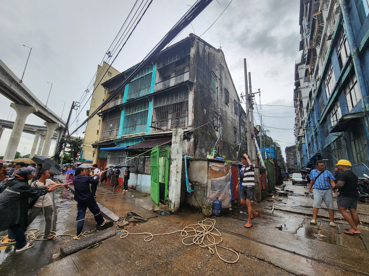 yangonow's tweet photo. Nyaun Pin Lay Zay の菩提樹が電柱や電線を巻き込みながら倒れ、周辺地域は昨日から停電となっています。復旧は明日になるとのこと。Nyaun Pin（菩提樹）がなくなってしまったら、「Nyaun Pin（菩提樹）Lay（小さい）Zay（市場）」はどうなるのでしょうか……😢 https://t.co/Yx2TFDJEjS