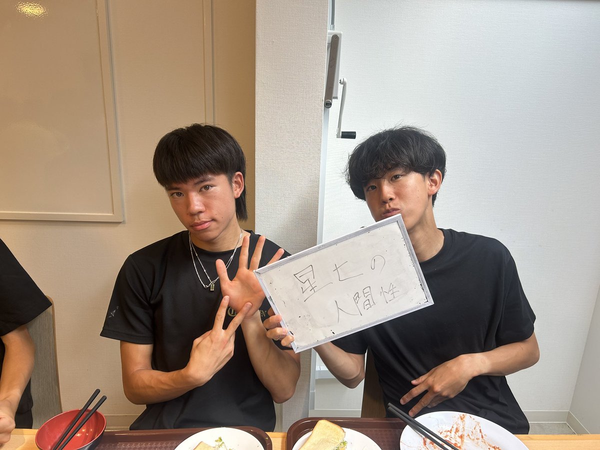 aogaku_rikujyou's tweet photo. 今日の一言は、鳥井健太です！

最近SNSで「愛される人の特徴」というのが流れてきました。それを見て思い浮かんだのが、皆渡星七でした。皆さんも、いつになってもみんなから愛される、そんな人になれるように生活していきましょう！

#青学駅伝 
#アオガチ https://t.co/t32MFGzopf