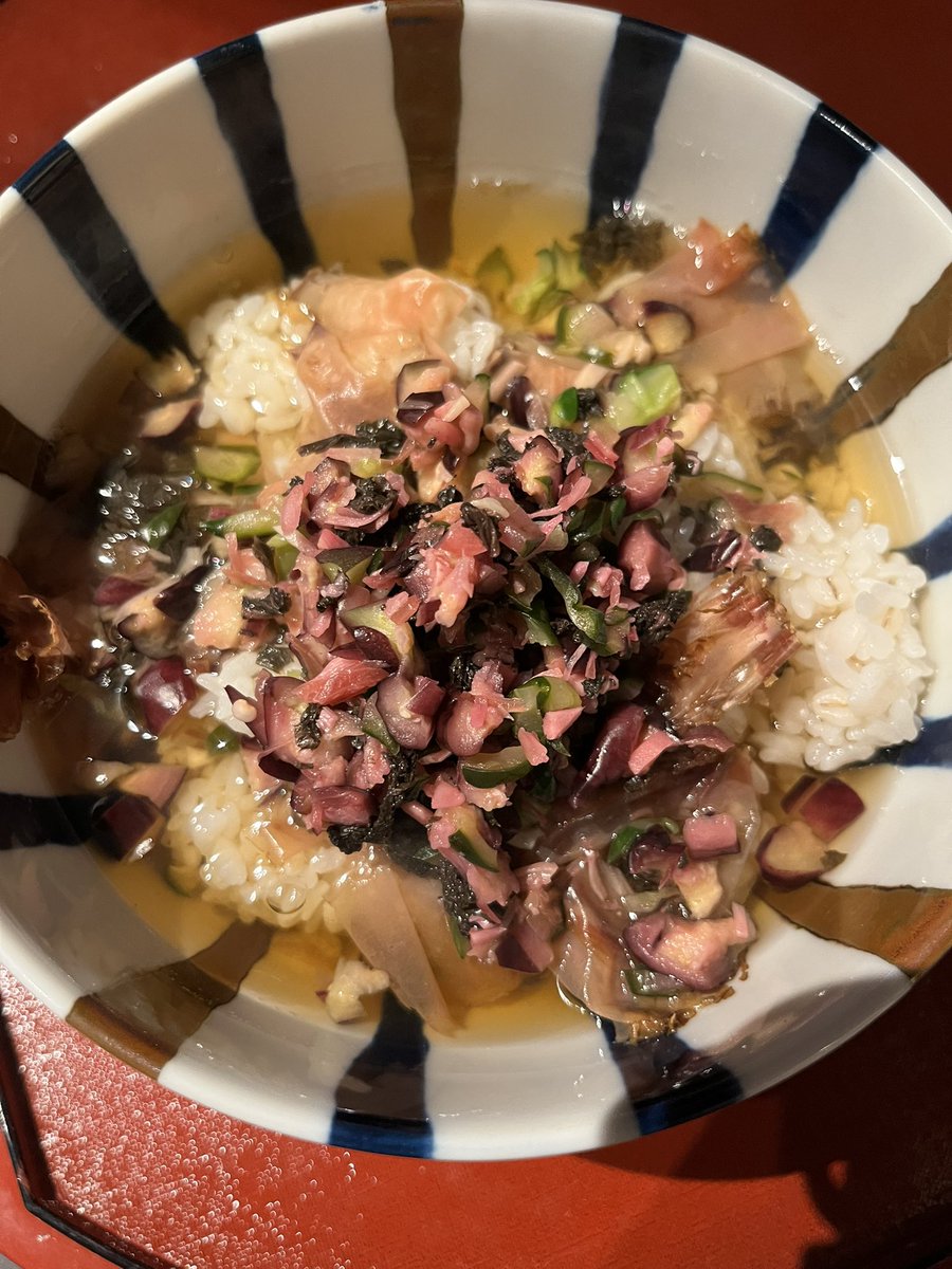 rusasan0513's tweet photo. 昨日仕込んだ柴漬けを絞って刻み、削って醤油を回しかけた鰹節と共にごはんに乗っけてたっぷりの番茶
夏を感じる… https://t.co/8VR5lgKHwU