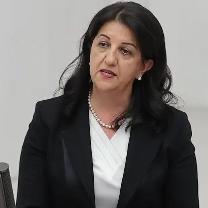DerDorNews's tweet photo. Adalet Bakanı Akın Gürlek: Kısa zamanda bir yasa Meclis’e gelecek

Pervin Buldan: İstenilse yasa 5 günde Meclis'ten geçer! https://t.co/jl2sVYqncw