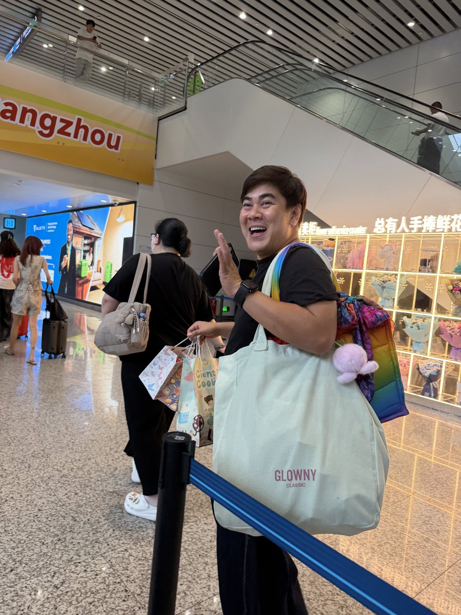 ea_blink's tweet photo. While waiting for Ptoey’s Arrival, we saw @miunatshaa @lena__lorena 

Just Kidding ✌️
Happy that Ptoey accepted the gifts from the “NonFan” Girlfriend for LenaMiu

#LenaMiu https://t.co/3ssN3X76sM