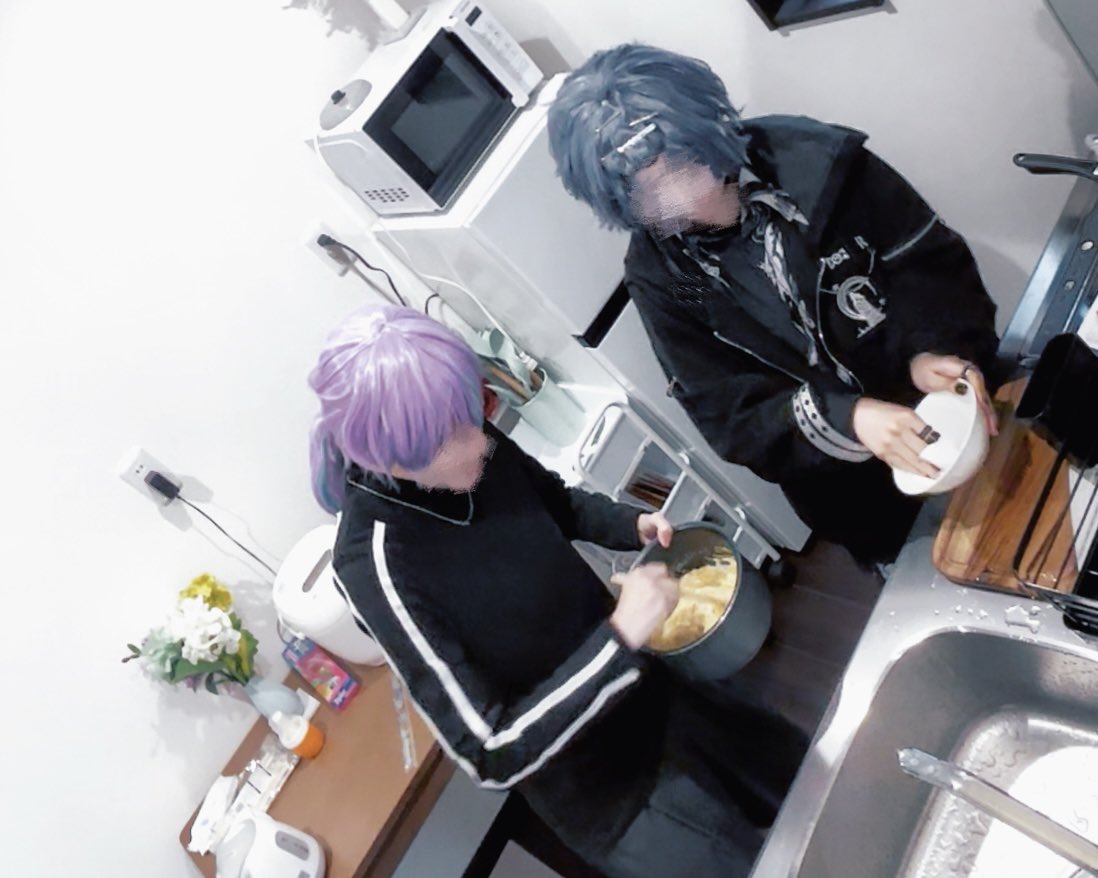 Sea44o's tweet photo. ※cos 調理担当🐙と洗い物担当🐺 https://t.co/dIHD9YqaBu