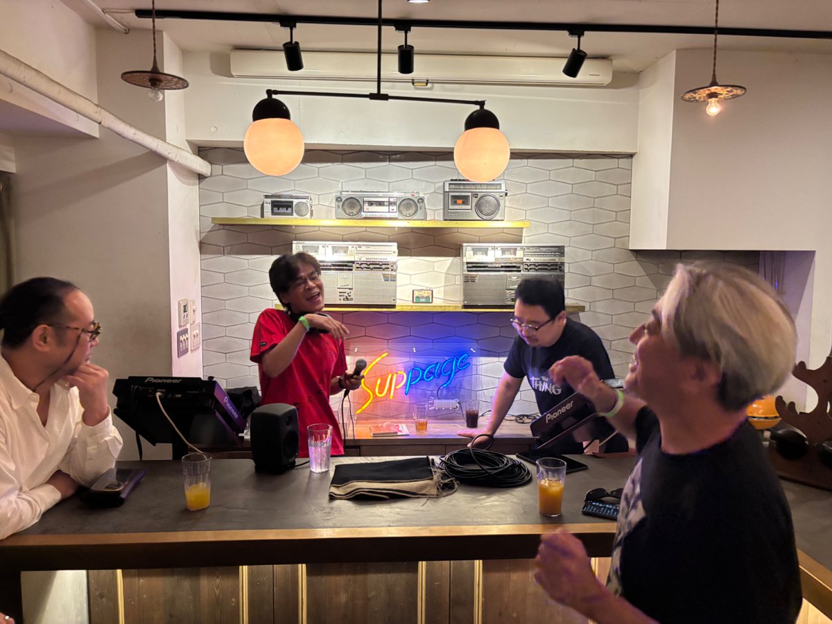 abcdefugees's tweet photo. KUWATABANDの「スキップビート」に合わせてサビを合唱する斎藤哲也さん、吉川浩満さん、そしてAV監督の二村ヒトシさん。 https://t.co/7vev5kjydJ