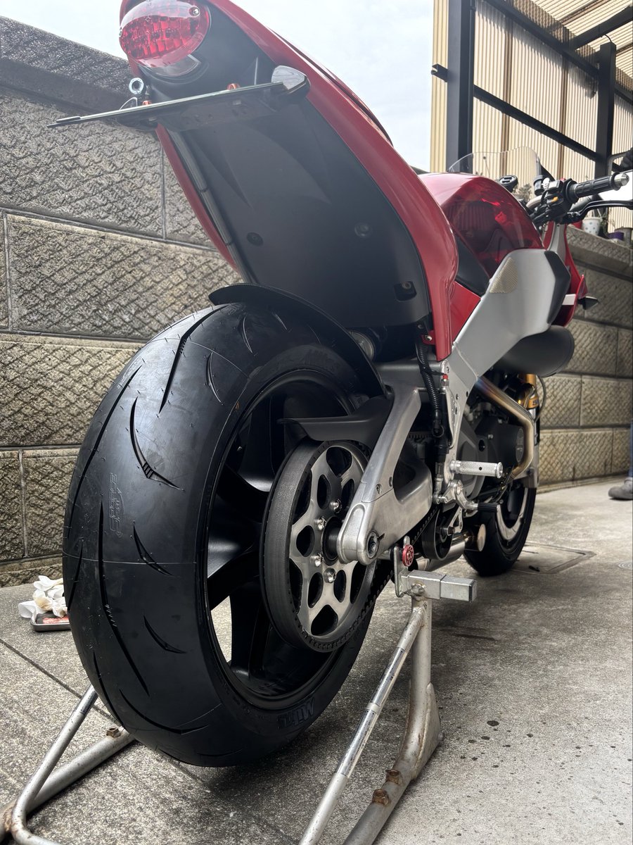 buellXbuell's tweet photo. 5年ぶりのおニュータイヤ!Mitas sport force+rs
パタパタヒラヒラと軽快にコーナリングしてくれてとても楽しいタイヤ。不安なく倒し込んでいけますね。
ビューエルには非常に相性がいいとの事なので、気になる方はぜひ@BlueWing_osaka まで。
#mitas
#buell
#xb9r https://t.co/nWyEaC67IV