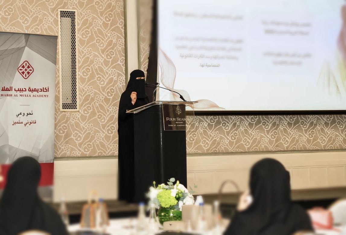 renad_als3's tweet photo. يسعدني مشاركتكم حصول بحثي المعنون بـ:
"الذكاء الاصطناعي بين فرص الاستدامة والمسؤولية القانونية"
على المركز الأول على مستوى دول مجلس التعاون الخليجي ضمن جائزة حبيب الملا للبحث القانوني في دورتها الثانية.

تحققت نتائج هذا البحث بتوفيق من الله ثم ثمرة أشهرٍ من القراءة والتحليل والكتابة؛ وذلك لدراسة العلاقة بين الذكاء الاصطناعي والاستدامة، وبيان دوره في دعم التنمية المستدامة وتعزيز الكفاءة والابتكار في مختلف القطاعات، إلى جانب معالجة الإشكالات القانونية المرتبطة باستخدامه ولا سيما ما يتعلق بتحديد المسؤولية القانونية والتعويض عن الأضرار الناشئة عن أنظمة الذكاء الاصطناعي.

كما تشرفت بعرض البحث ومناقشة نتائجه حضوريًا في دولة الإمارات العربية المتحدة ضمن أعمال الجائزة التي نظمتها أكاديمية حبيب الملا، أمام نخبة من القامات القانونية والأكاديمية من المحامين والمحكّمين والخبراء والمتخصصين، حيث استعرضت محاور البحث وأبرز نتائجه وتوصياته، وتبادلت الرؤى حول أحد أكثر الموضوعات القانونية المعاصرة أهمية وتأثيرًا.

كانت رحلة علمية قيّمة أتقدم في ختامها بخالص الشكر والتقدير إلى أكاديمية حبيب الملا، وبالأخص د. حبيب الملا @DrHabibAlMulla وأ. علياء الملا على هذه الجهود الطيبة المبذولة في سبيل تمكين الكفاءات القانونية وتحفيز الدراسات والأفكار البحثية التي تواكب التحديات القانونية المعاصرة.