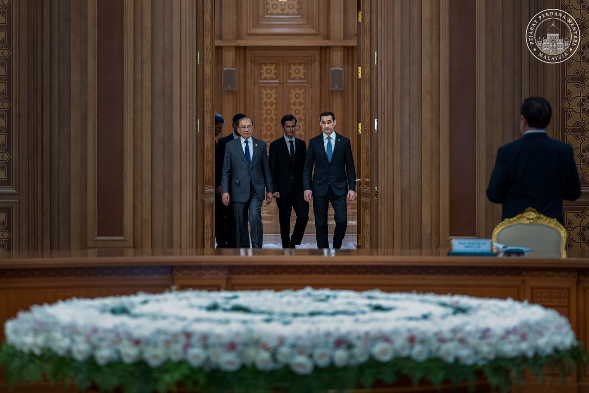 anwaribrahim's tweet photo. Saya dan Presiden Berdimuhamedov kemudiannya mengetuai delegasi masing-masing dalam mesyuarat dua hala bagi membincangkan secara lebih mendalam terkait hubungan serta kerjasama strategik antara Malaysia dan Turkmenistan.

Perbincangan kami merangkumi pelbagai sektor antaranya  tenaga, perdagangan dan pelaburan, industri halal, perbankan Islam, pendidikan, penyelidikan, sains dan teknologi, pelancongan serta kesalinghubungan udara.

Mendoakan semoga hubungan antara Malaysia dan Turkmenistan terus diperkukuh demi kemajuan, kemakmuran dan kesejahteraan rakyat kedua-dua negara.

🇲🇾🇹🇲

#MalaysiaMADANI
#MADANIbekerja
#YakinMADANI
#DiplomasiMADANI