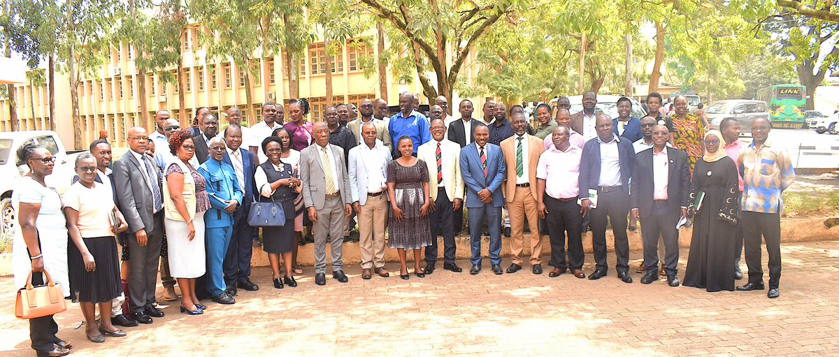 MakCAES's tweet photo. @Makerere VC has held a productive meeting with @MakCoNAS staff on advancing graduate training, with strong focus on increasing graduate enrolment&amp; strengthening research. The discussion underscored the critical role of high-impact research in driving sustainable development. https://t.co/FgF6c3Hsuc