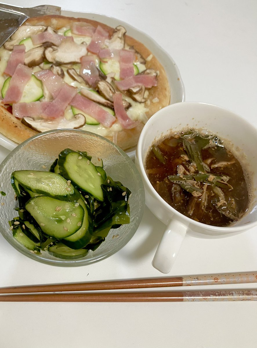 obaba5689's tweet photo. 木曜朝なし

昼
胡瓜とわかめの酢の物
手作りピザ(冷凍生地)具が少なめ
ドライトマトスープ、終い

デザート
見切り品葡萄、皮まで食えるヤツ

おやつ
焼きカレーパン、「焼き」ってよーするに普通のパンですよってことなんな🙃 https://t.co/5vtMLYfo2n