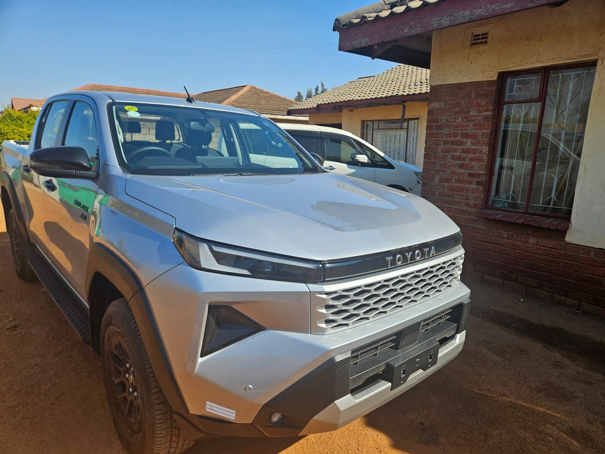 TendayiZinyama's tweet photo. Zvinovengwa nemuroyi chete . We are very happy today as we give thanks to His Excellency President Mnangagwa and his  His Trusted loyal foot soldier Dr Tagwirei who have blessed us with a brand new sparkling new vehicle to help me with mobility and agility in carrying out my Sunga Jombo media duties effectively . Tirikufara, yinjabulo yodwa .