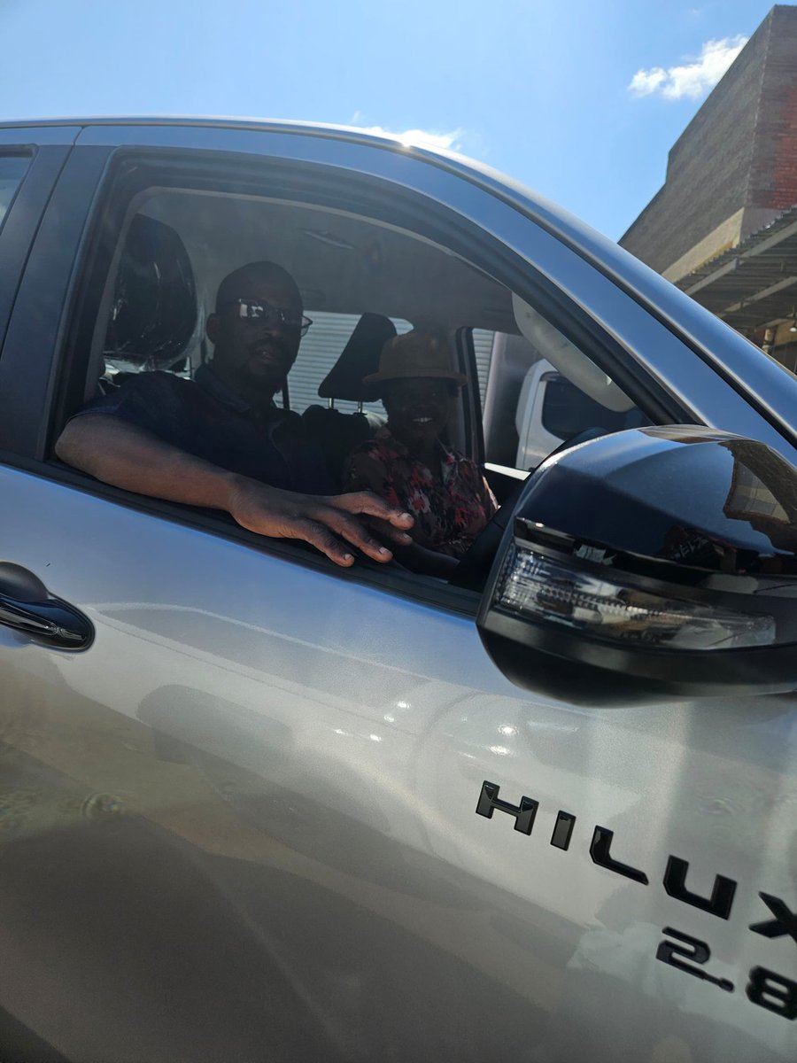 TendayiZinyama's tweet photo. Zvinovengwa nemuroyi chete . We are very happy today as we give thanks to His Excellency President Mnangagwa and his  His Trusted loyal foot soldier Dr Tagwirei who have blessed us with a brand new sparkling new vehicle to help me with mobility and agility in carrying out my Sunga Jombo media duties effectively . Tirikufara, yinjabulo yodwa .
