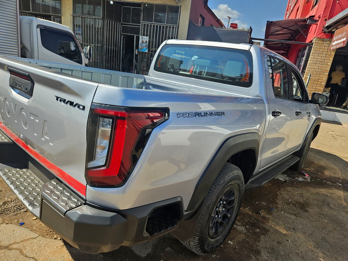 TendayiZinyama's tweet photo. Zvinovengwa nemuroyi chete . We are very happy today as we give thanks to His Excellency President Mnangagwa and his  His Trusted loyal foot soldier Dr Tagwirei who have blessed us with a brand new sparkling new vehicle to help me with mobility and agility in carrying out my Sunga Jombo media duties effectively . Tirikufara, yinjabulo yodwa .