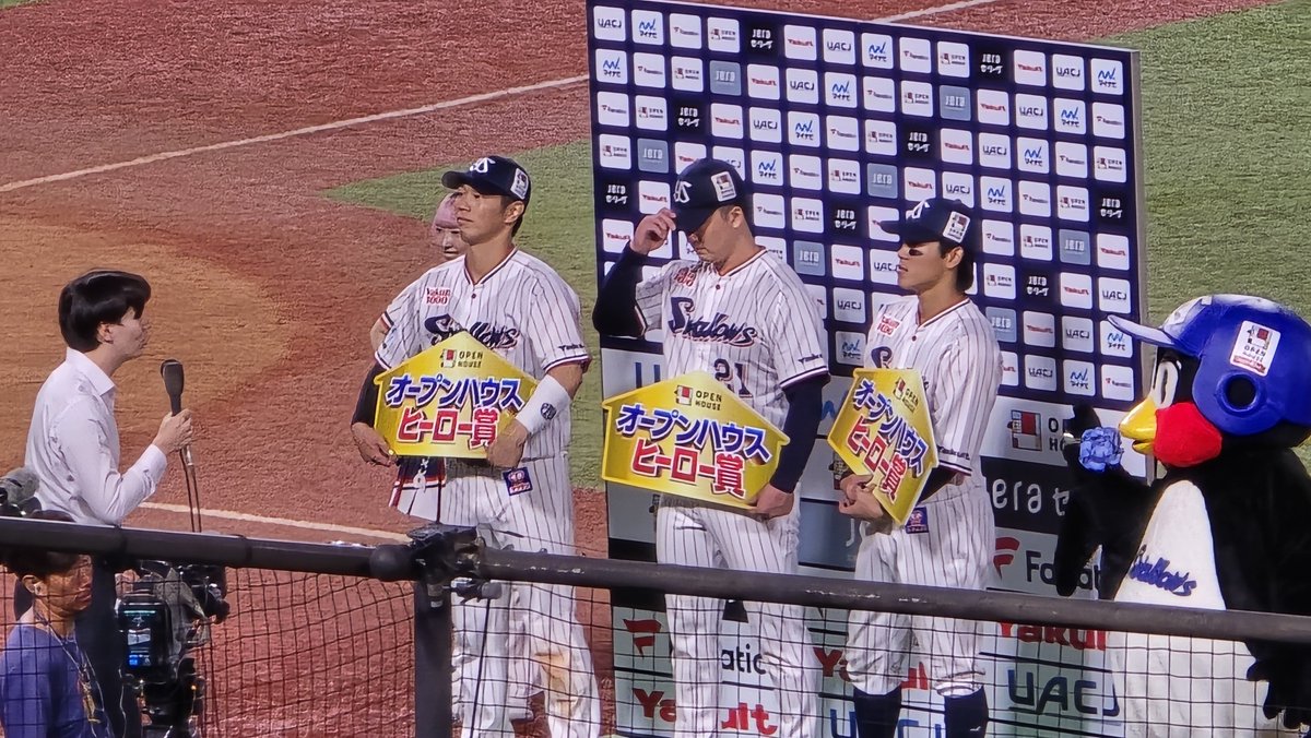 iozo70's tweet photo. すわほー！☂️　吉村がいじられるヒロイン中w #swallows https://t.co/pnMsFRQetu