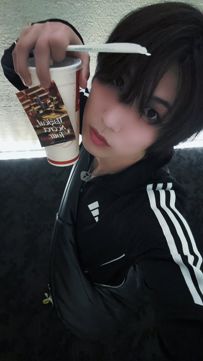 nao_ohl's tweet photo. 映画『マジカル・シークレット・ツアー』公開！🎬

撮影では本当のメンバーみたく和気藹々楽しく撮影できました！

僕は劇中に登場するアイドルグループ「NEON」メンバー役として出演しています！グッズやMVにも登場しているので、映画をご覧になる際はぜひ探してみてください！👀

あのグッズ欲しい笑 https://t.co/hocVkeyi6D