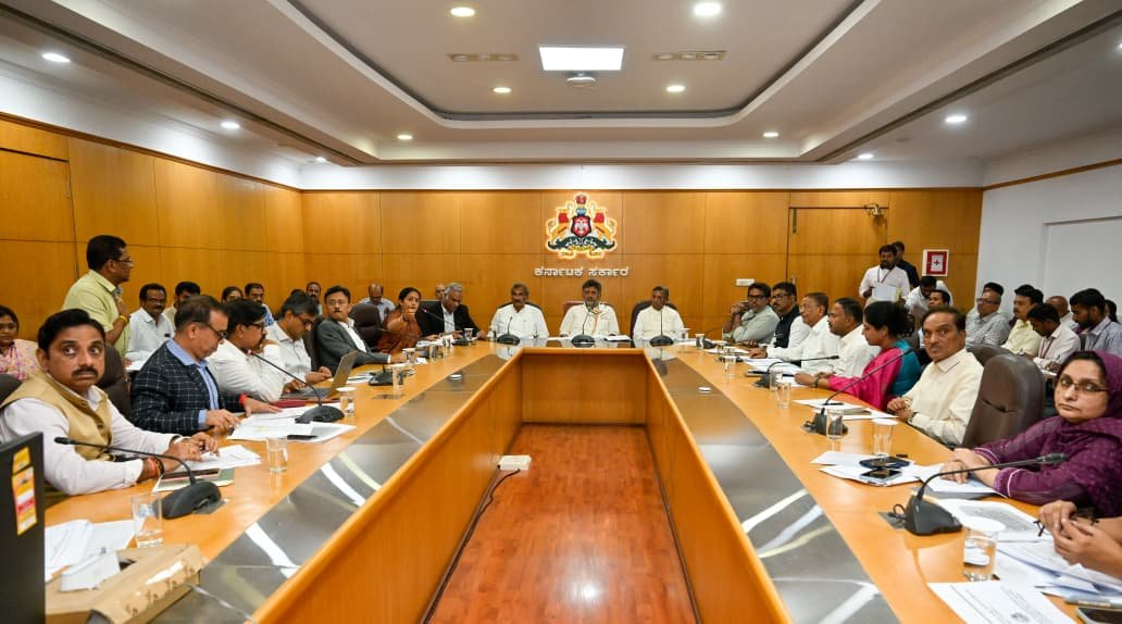 CMofKarnataka's tweet photo. ಮುಖ್ಯಮಂತ್ರಿ ಶ್ರೀ @DKShivakumar ಅವರು ಇಂದು ವಿಧಾನಸೌಧದಲ್ಲಿ ರಾಜ್ಯ ಸರ್ಕಾರದ ಮಹತ್ವಾಕಾಂಕ್ಷೆಯ 5 ಗ್ಯಾರಂಟಿ ಯೋಜನೆಗಳ ಪರಿಶೀಲನಾ ಸಭೆ ನಡೆಸಿ, ಯೋಜನೆಗ ಈ ವರೆಗಿನ ಪ್ರಗತಿಯ ಬಗ್ಗೆ ಮಾಹಿತಿ ಪಡೆದು, ಇನ್ನಷ್ಟು ಪರಿಣಾಮಕಾರಿ ಜಾರಿಗೆ ಸೂಚನೆಗಳನ್ನು ನೀಡಿದರು. 

ಸಭೆಯಲ್ಲಿ ಇಂಧನ ಮತ್ತು ಪ್ರವಾಸೋದ್ಯಮ ಇಲಾಖೆಗಳ ಸಚಿವರಾದ ಶ್ರೀ ಕೆ.ಜೆ.ಜಾರ್ಜ್, ಗೃಹ ಸಚಿವರಾದ ಶ್ರೀ ಪ್ರಿಯಾಂಕ್ ಖರ್ಗೆ, ಆಹಾರ ಮತ್ತು ನಾಗರಿಕ ಸರಬರಾಜು ಇಲಾಖೆ ಸಚಿವರಾದ ಶ್ರೀ ಕೆ.ಹೆಚ್.ಮುನಿಯಪ್ಪ, ಸರ್ಕಾರದ ಮುಖ್ಯಕಾರ್ಯದರ್ಶಿಗಳಾದ ಡಾ.ಶಾಲಿನಿ ರಜನೀಶ್ ಅವರು ಸೇರಿದಂತೆ ಗ್ಯಾರಂಟಿ ಅನುಷ್ಠಾನ ಸಮಿತಿಯ ಪದಾಧಿಕಾರಿಗಳು, ಹಿರಿಯ ಅಧಿಕಾರಿಗಳು ಉಪಸ್ಥಿತರಿದ್ದರು.