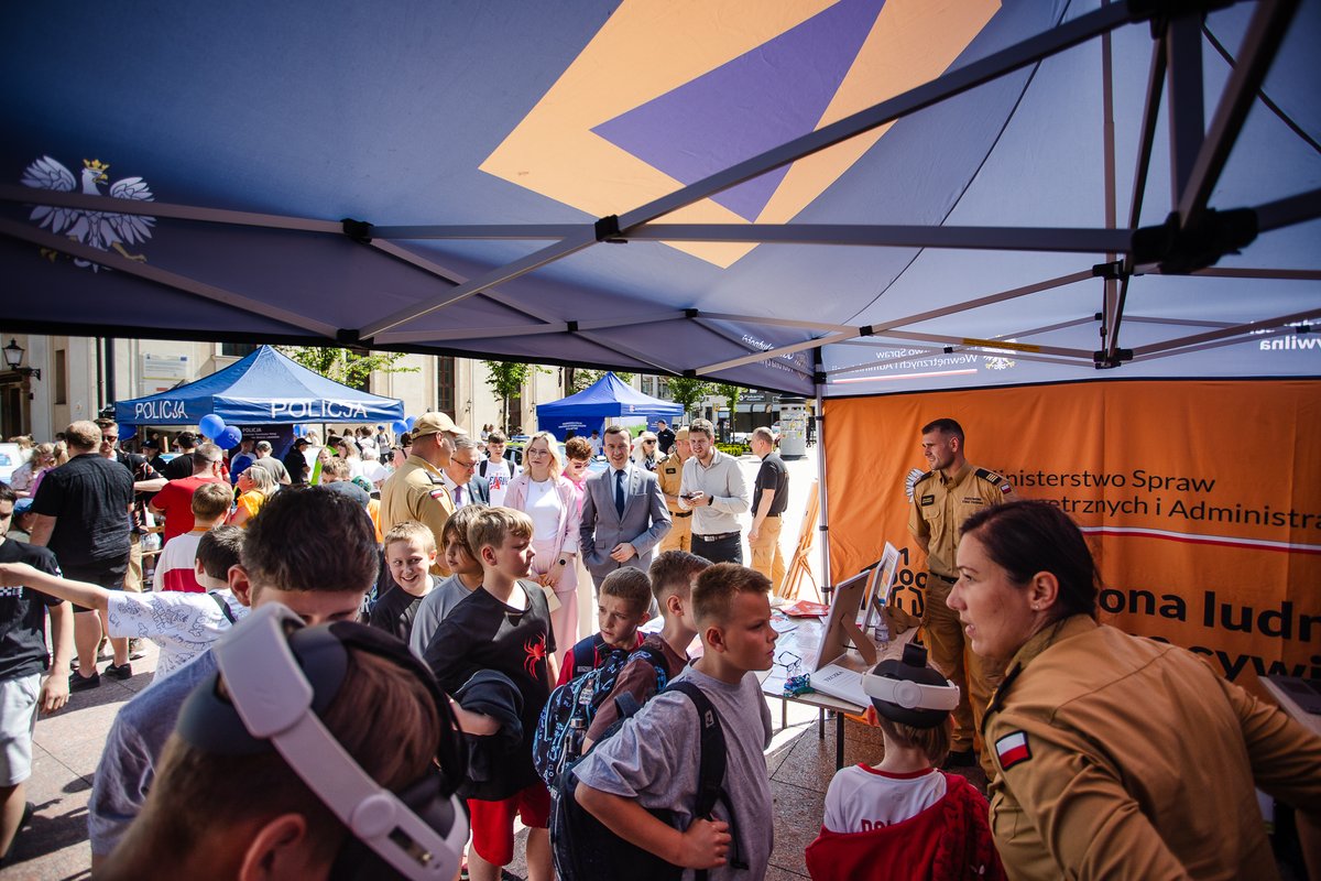 PSPNML's tweet photo. Dziś na nowomiejskim rynku odbył się piknik pod nazwą „Bezpieczne Wakacje”.💓🌞⛱️🛟🚵
Więcej informacji link⬇️
https://t.co/YaPIYqj19E https://t.co/Hs2fBo2eQU