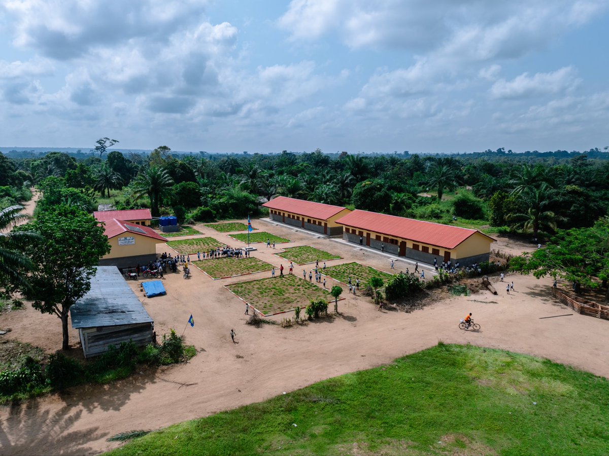 PNUDRDC's tweet photo. 🇨🇩 Mongala : le @PDL145T_RDC en action à #Lisala, #Bumba, et #Bongandanga.

Du 15 au 18 juin 2026, une mission conjointe du Gouvernement et du PNUD a procédé à la mise en service de 3 infrastructures sociales: 2 écoles et 1 centre de santé en présence du Ministre du Plan, @guylainnyembo_ , du Vice-Ministre du Budget, @ElyseMaposo , du Gouverneur Jean-Collins Makaka @GouvMakaka , des élus de la Mongala et des autorités locales.

« Le Président de la République a pensé à vous afin de rapprocher les soins de santé, l'éducation et les services administratifs des populations », a souligné le Ministre du Plan.
Aux côtés de la délégation gouvernementale , le Représentant résident adjoint du PNUD, #Etienne de Souza, a rappelé que le PDL-145T traduit la volonté d'apporter le développement dans les territoires les plus reculés du pays afin que chaque Congolais bénéficie des services publics.

@Presidence_RDC @PrimatureRDC @PlanRdc @MinSanteRDC @MinisterEDU_NC @UNDPAfrica @DamienMama