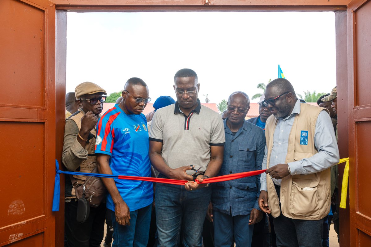 PNUDRDC's tweet photo. 🇨🇩 Mongala : le @PDL145T_RDC en action à #Lisala, #Bumba, et #Bongandanga.

Du 15 au 18 juin 2026, une mission conjointe du Gouvernement et du PNUD a procédé à la mise en service de 3 infrastructures sociales: 2 écoles et 1 centre de santé en présence du Ministre du Plan, @guylainnyembo_ , du Vice-Ministre du Budget, @ElyseMaposo , du Gouverneur Jean-Collins Makaka @GouvMakaka , des élus de la Mongala et des autorités locales.

« Le Président de la République a pensé à vous afin de rapprocher les soins de santé, l'éducation et les services administratifs des populations », a souligné le Ministre du Plan.
Aux côtés de la délégation gouvernementale , le Représentant résident adjoint du PNUD, #Etienne de Souza, a rappelé que le PDL-145T traduit la volonté d'apporter le développement dans les territoires les plus reculés du pays afin que chaque Congolais bénéficie des services publics.

@Presidence_RDC @PrimatureRDC @PlanRdc @MinSanteRDC @MinisterEDU_NC @UNDPAfrica @DamienMama