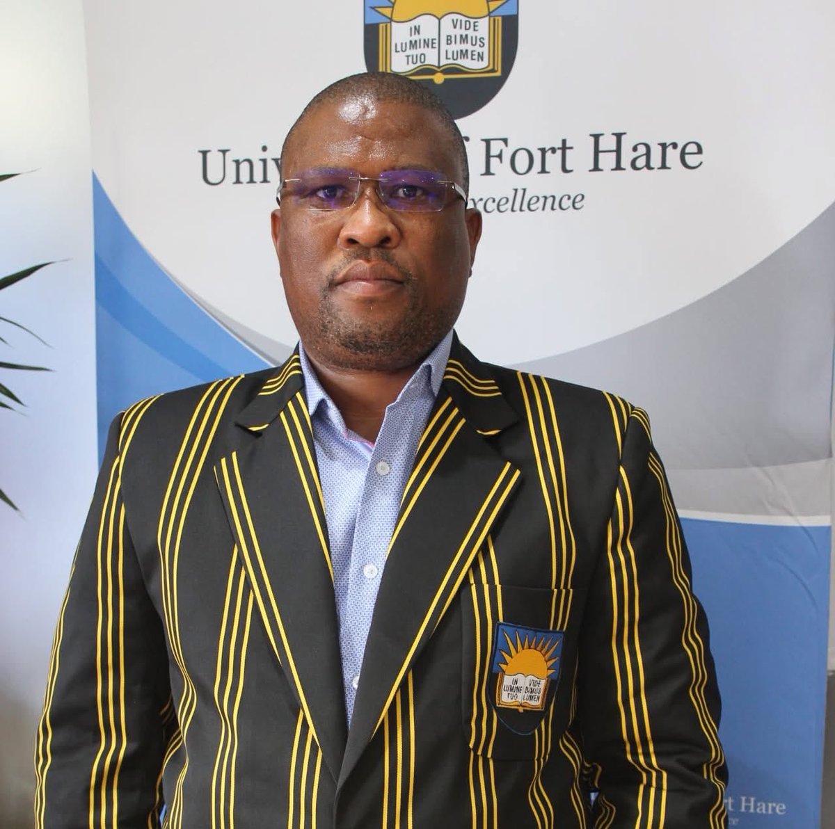 AdvoBarryRoux's tweet photo. According to the University of Fort Hare, Eastern Cape Premier Oscar Mabuyane did not meet the minimum admission requirements for the university’s Master’s programme and was subsequently deregistered. In a layman’s language Oscar Mabuyane doesn’t have a matric certificate! https://t.co/9hfEN5GumS