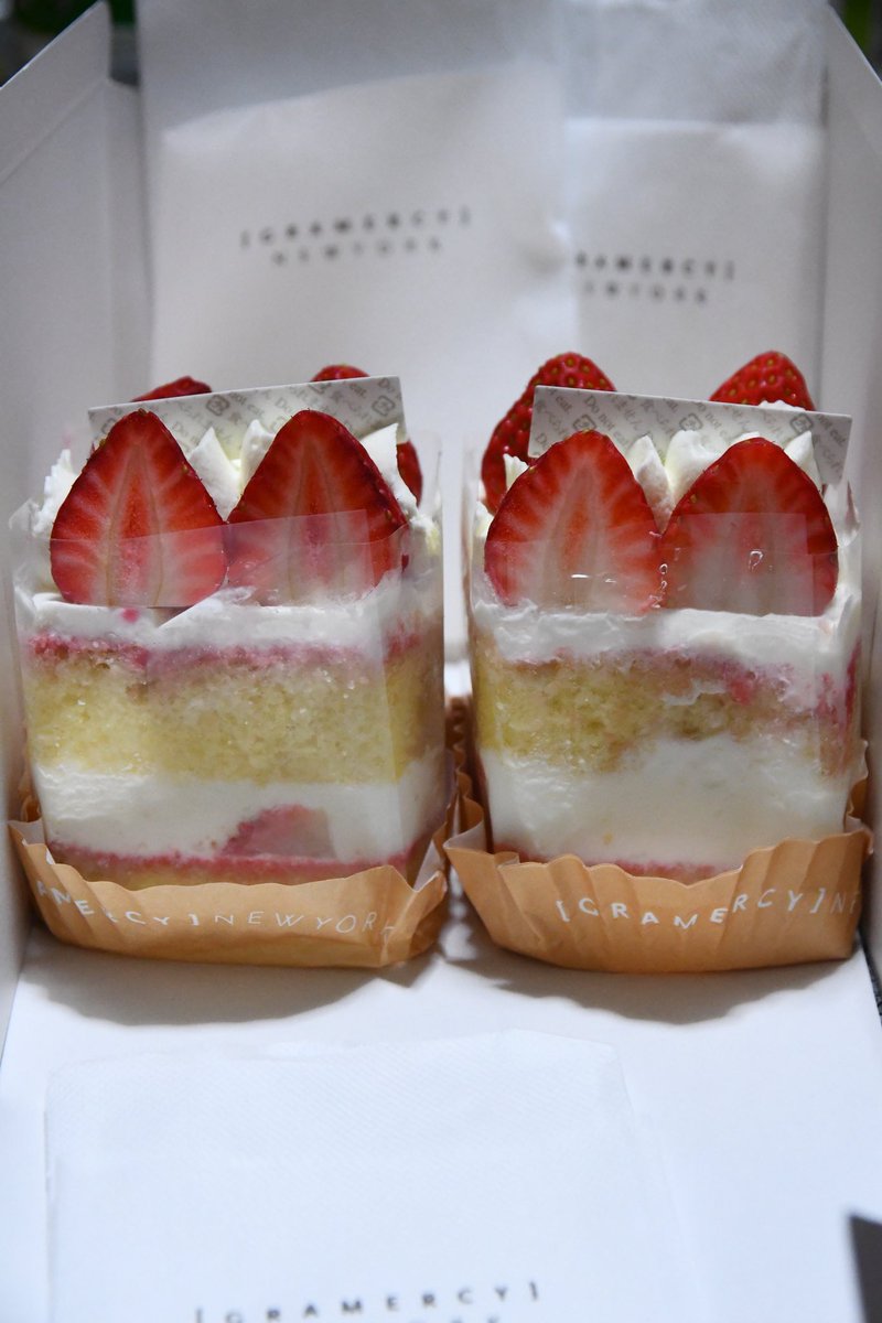 NTvamp's tweet photo. あっこ誕生日だね。
高野行ったけど
あまりケーキなかったので
今年はグラマシーニューヨークのショートケーキです。
気に入ってくれたら嬉しいな。 https://t.co/ObdmvWkHpc