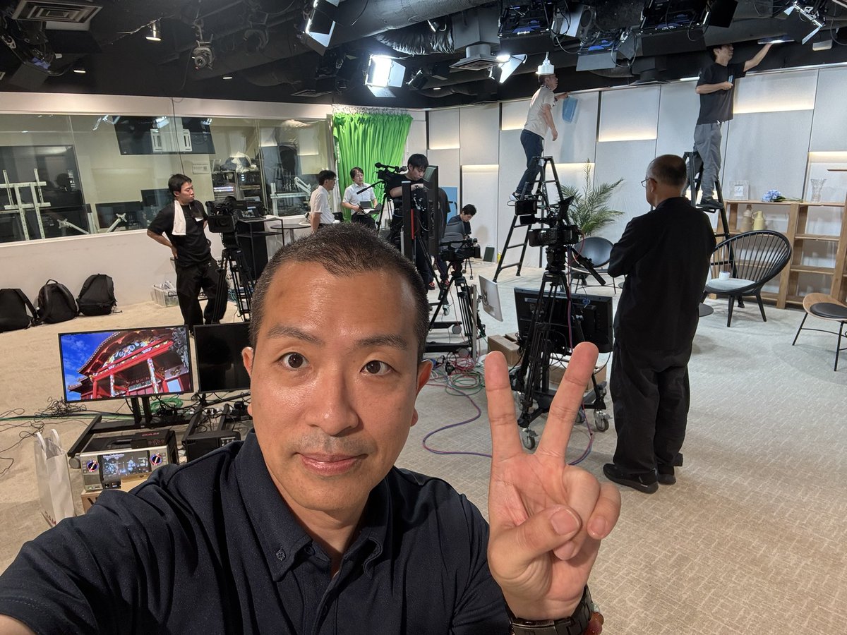 elninodeoro2020's tweet photo. オンラインコンサートで体操のお兄さんやったり、コンテンツ撮影の監修したり、とっても刺激的な1週間でした！

お仕事ご一緒した関係各位
みんな大好きです(^-^)

情報解禁はまだ先だけど、早く言いてえ
ワクワクしながら待ってよ♪

#体操のお兄さん #撮影 https://t.co/Dqc0v3c2zv