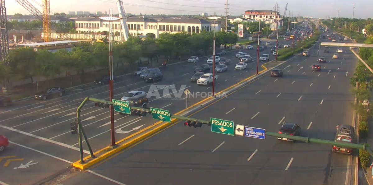 ATVInforma's tweet photo. #ATVInforma | Desde el sistema de videovigilancia del #CMVS se observa el flujo vehicular en distintos puntos de la Av.  Samborondón.

⚠️Conduzca con cuidado y respete las señales de tránsito. https://t.co/YweAuHdYec