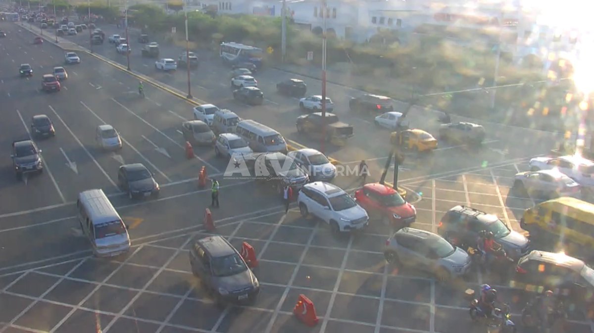 ATVInforma's tweet photo. #ATVInforma | Desde el sistema de videovigilancia del #CMVS se observa el flujo vehicular en distintos puntos de la Av.  Samborondón.

⚠️Conduzca con cuidado y respete las señales de tránsito. https://t.co/YweAuHdYec