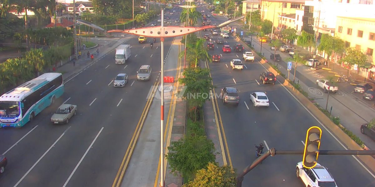 ATVInforma's tweet photo. #ATVInforma | Desde el sistema de videovigilancia del #CMVS se observa el flujo vehicular en distintos puntos de la Av.  Samborondón.

⚠️Conduzca con cuidado y respete las señales de tránsito. https://t.co/YweAuHdYec