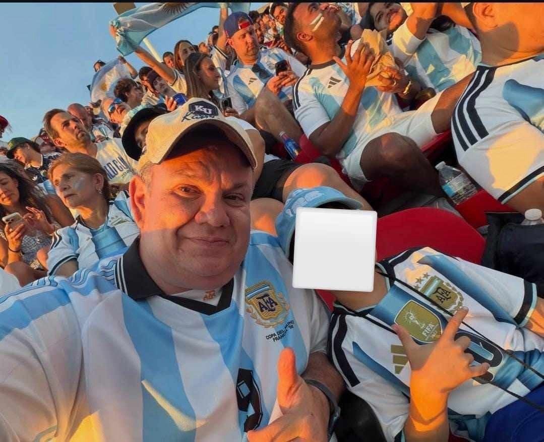 MarioRogel_SV's tweet photo. #ElSalvador Dipurrata mundialista. Circula en redes la fotografía de ElTonTón o Bolsa de Pus en el mundial. 
 Por casualidades de la vida visitó el consulado de Texas donde se juegan 4 partidos del mundial. Si fue al encuentro de Argenina tuvo que desplazrse 8 horas a Kansas. https://t.co/Bo7ZyWwBMD