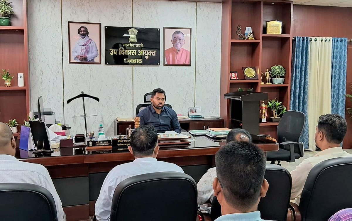 dc_dhanbad's tweet photo. धनबाद के आम उत्पादकों को मिलेगा बड़ा मंच, 21 जून को अंतर्राष्ट्रीय योग दिवस के अवसर पर बैंक मोड़ स्थित डीएमसी मॉल में सजेगा #आम_महोत्सव। आम महोत्सव में आम्रपाली, मल्लिका, लंगड़ा, दशहरी एवं सिंदूरी सहित विभिन्न किस्मों के आमों की प्रदर्शनी-सह-बिक्री की जाएगी, जबकि जेएसएलपीएस की दीदियां आम आधारित उत्पादों के स्टॉल लगाएंगी। 
उप विकास आयुक्त श्री सन्नी राज की अध्यक्षता में आयोजित समीक्षा बैठक में महोत्सव की तैयारियों की समीक्षा की गई तथा कार्यक्रम के सफल आयोजन के लिए आवश्यक दिशा-निर्देश दिए गए।
#YogaDay
#AamMahotsav
@prdjharkhand