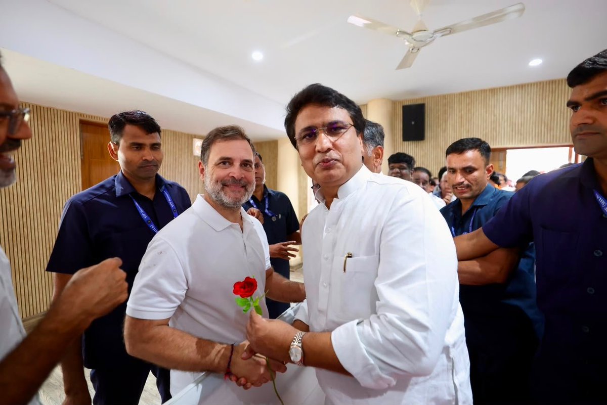 Ch_AnilKumarINC's tweet photo. न्याय, संघर्ष और अडिग साहस के प्रतीक, 'न्याय योद्धा' नेता विपक्ष श्री @RahulGandhi जी को आज @INCIndia मुख्यालय पर मिलकर जन्मदिन की शुभकामनाएं दीं।

आपकी करोड़ों भारतीयों के अधिकारों के लिए ये संघर्ष हम सभी को प्रेरित करता है। ईश्वर आपको दीर्घायु और उत्तम स्वास्थ्य प्रदान करे। https://t.co/YJWDARvFEc