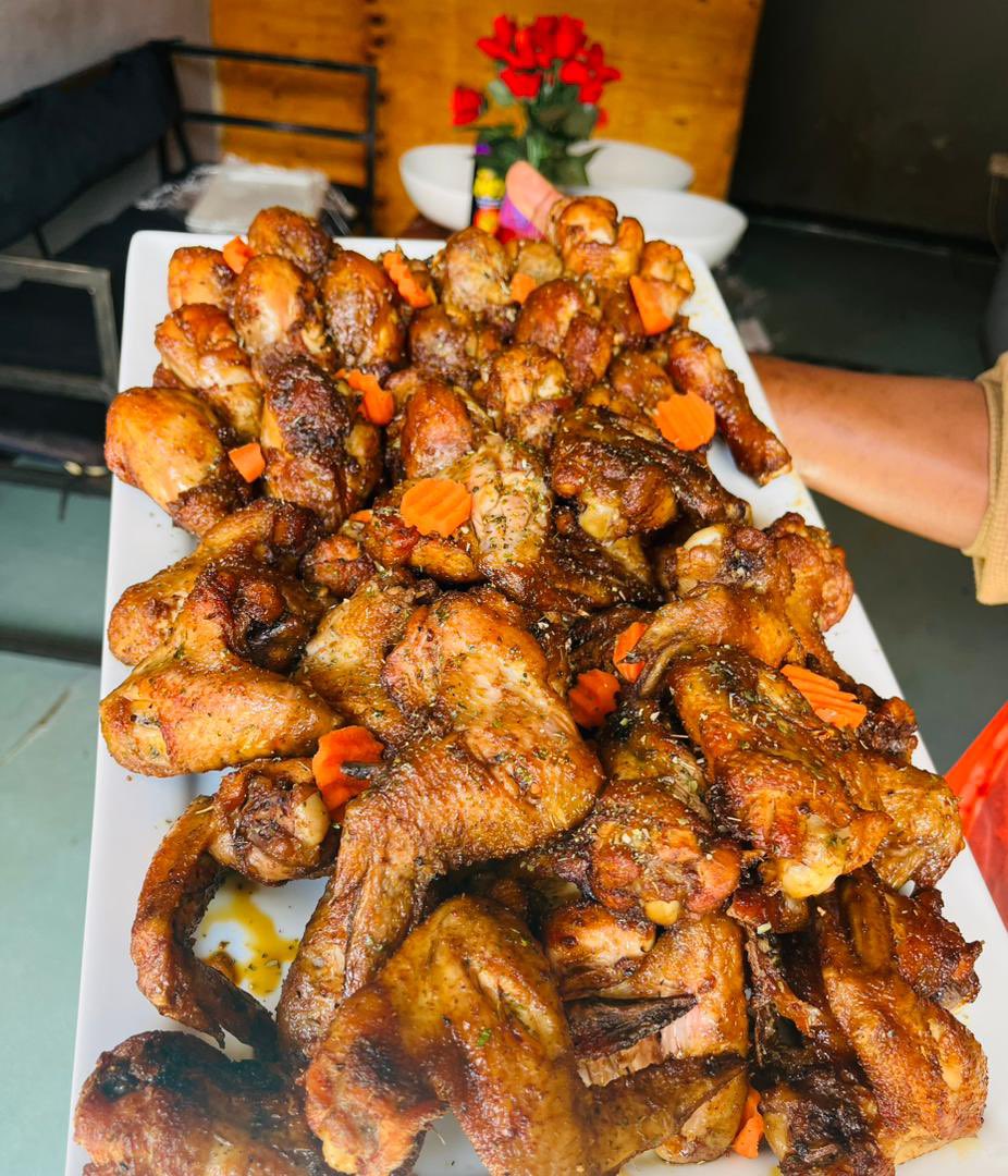 AlipoAndrewsII's tweet photo. Zimathekaso kupanga order chi Mbale chosechi ku Divine Eats. Basitu iweyo ndi Mkazi wako kuyionetsa.🤣🔥👏🏾

Area 18B, Near Senti. 📍 
Follow @Divine_eats40 today! https://t.co/r4TQjRaSyp