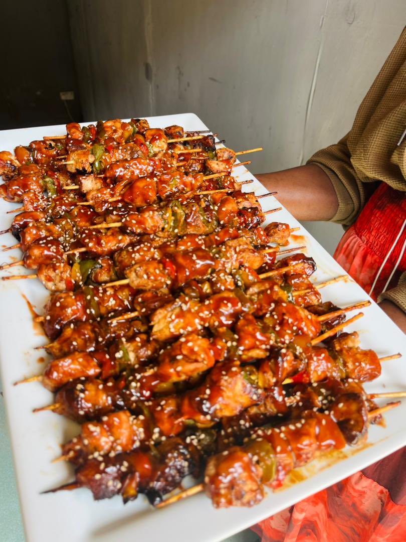 AlipoAndrewsII's tweet photo. Zimathekaso kupanga order chi Mbale chosechi ku Divine Eats. Basitu iweyo ndi Mkazi wako kuyionetsa.🤣🔥👏🏾

Area 18B, Near Senti. 📍 
Follow @Divine_eats40 today! https://t.co/r4TQjRaSyp
