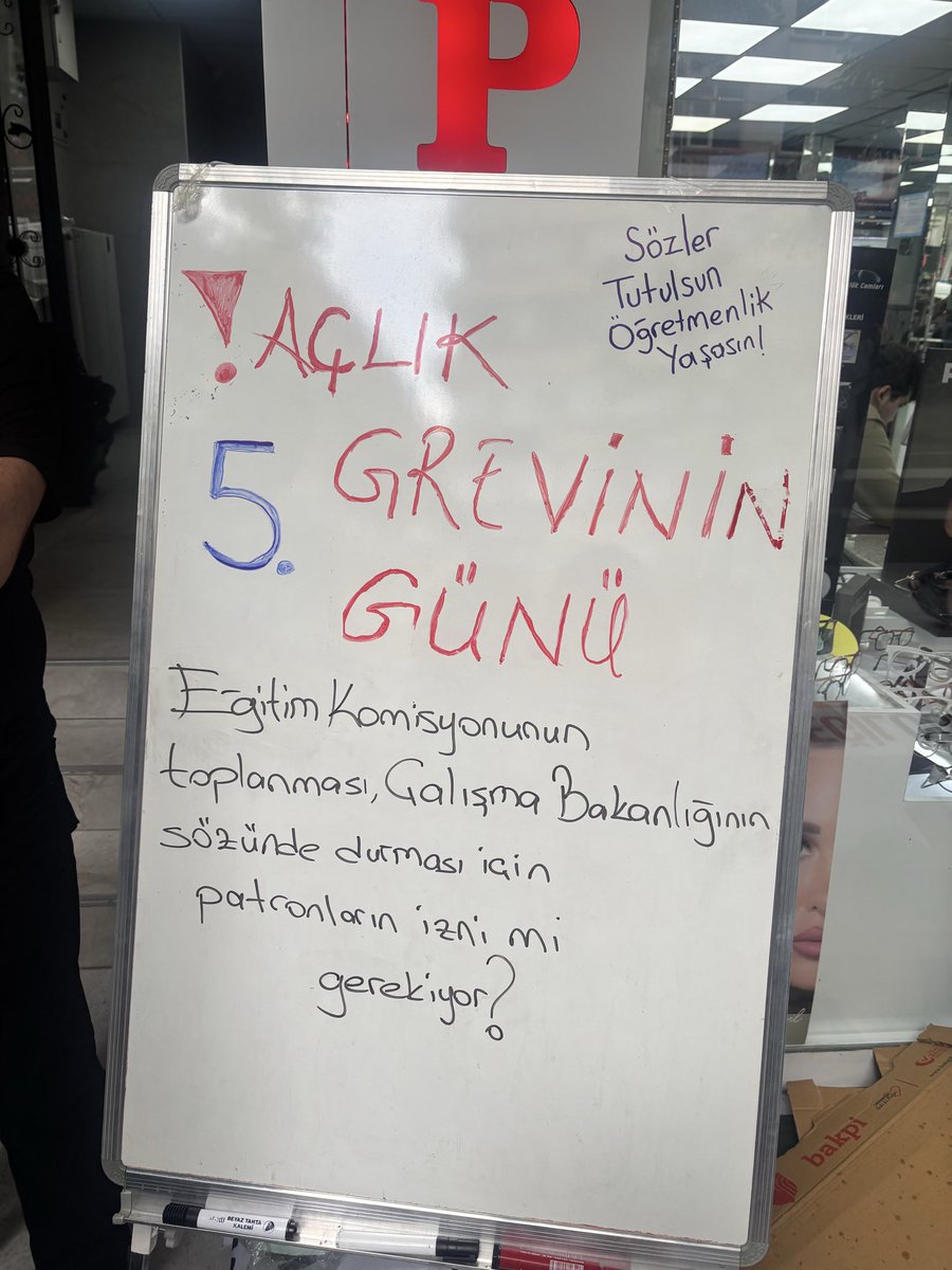 chdankara1's tweet photo. Hakları için Ankara’ya gelen ve günlerdir polis şiddetiyle mücadele eden özel sektör öğretmenlerini hukuk kurumları olarak ziyaret ettik. 
Açlık grevlerinin 5. gününde olan öğretmenlerin onurlu mücadelesinin yanındayız. https://t.co/v9cvggIIJ5