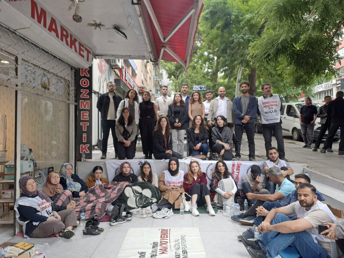 chdankara1's tweet photo. Hakları için Ankara’ya gelen ve günlerdir polis şiddetiyle mücadele eden özel sektör öğretmenlerini hukuk kurumları olarak ziyaret ettik. 
Açlık grevlerinin 5. gününde olan öğretmenlerin onurlu mücadelesinin yanındayız. https://t.co/v9cvggIIJ5