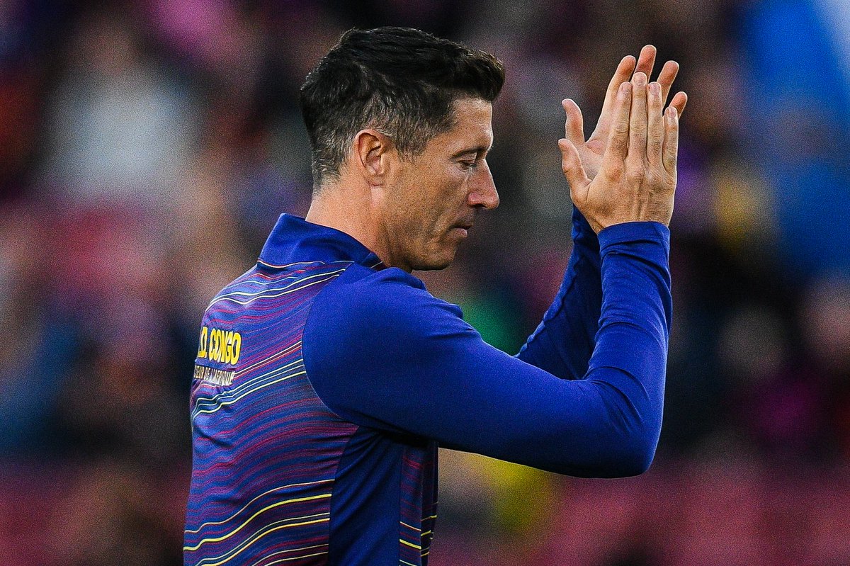 wlodar85's tweet photo. 🚨 Robert Lewandowski wciąż analizuje sytuację przed wyborem kolejnego klubu. W najbliższych dniach ani nie podpisze kontraktu z Chicago Fire, ani z żadnym innym. 

Pojawiające się w ostatnim czasie nieprawdziwe informacje o podpisaniu umowy czy prezentacji w Chicago nie pomagają, jedynie go irytują, nakładają sztuczną presję czasu. 

Lewandowski pierwszy raz w życiu będzie mieszkał poza Europą, co powoduje, że decyzja musi być przemyślana pod wieloma aspektami. Gdyby tych wątpliwości nie było, kapitan kadry już dawno podpisałby z Fire. 

Oferta Chicago jest bardzo dobra, klubowi bardzi zależy na pozyskaniu Polaka, ale Lewandowski daje sobie jeszcze czas, aby na stole pojawiły się propozycje z Bliskiego Wschodu. Saudi Pro League, która wolno wchodzi w obecny rynek transferowy.

▶️ https://t.co/l1uicO7Pej