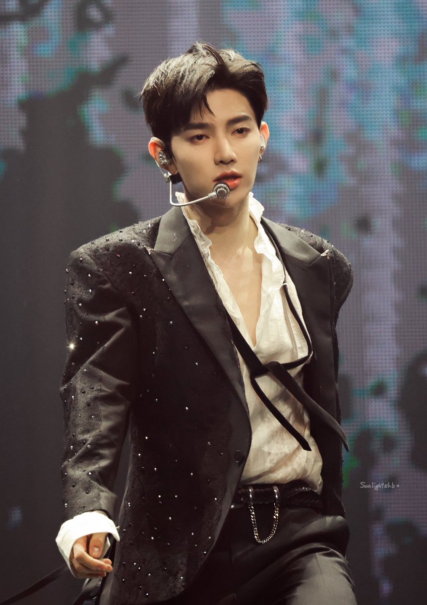 sunlightshb's tweet photo. 260619 쇼콘 #장하오 

good boy gone bad was crazy 😵‍💫😵‍💫😵‍💫 https://t.co/zI34IFCYF0