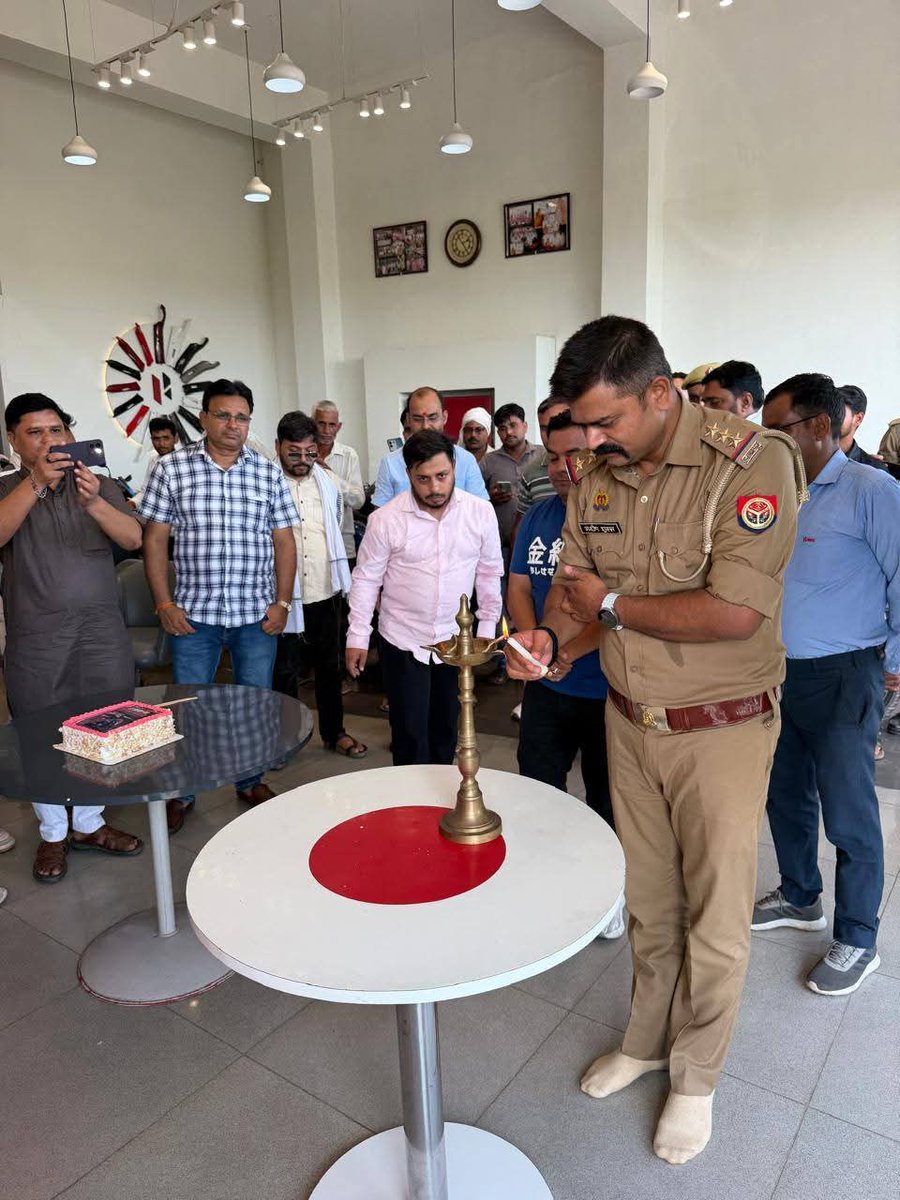 live20news's tweet photo. हरदोई।बाला जी ऑटोमोबाइल्स हरपालपुर में Super Splendor XTEC 2.0 की भव्य लॉन्चिंग,ग्राहकों और बाइक प्रेमियों ने नई बाइक के आकर्षक देखे लुक,कोतवाल ने दीप प्रज्वलित कर की लांचिंग।
#BalajiAutomobilesHarpalpur #SuperSplendorXTEC2_0 #HeroMotoCorp #GrandLaunch #Harpalpur #NewBikeLaunch https://t.co/Pr0zghpRlK