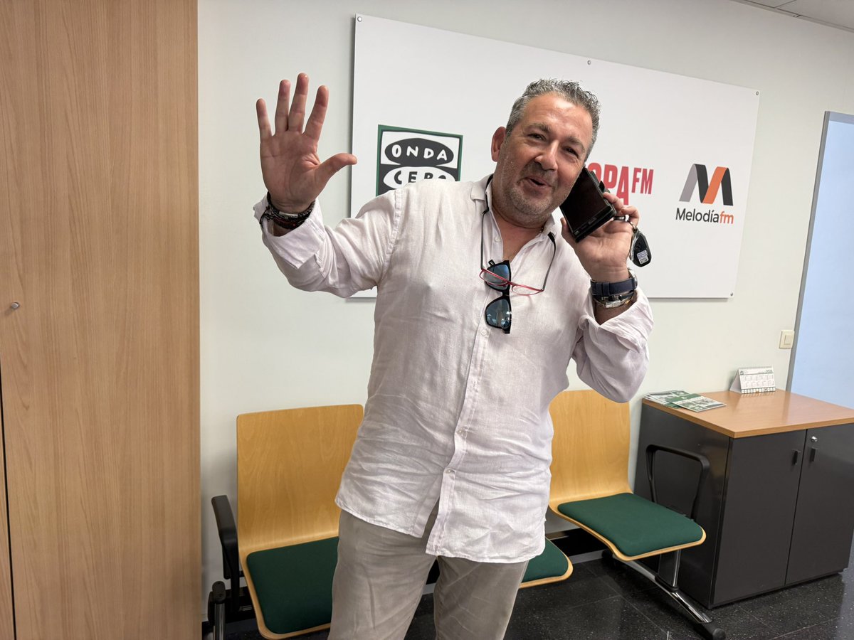 OCRMallorca's tweet photo. Nuestro querido Toni Molina de BED’s y Máxim Confort Sofás , teléfono en mano, no deja de cuidarnos con buenos consejos en #MásdeunoMallorca cada viernes. https://t.co/XrXYDEGP6j